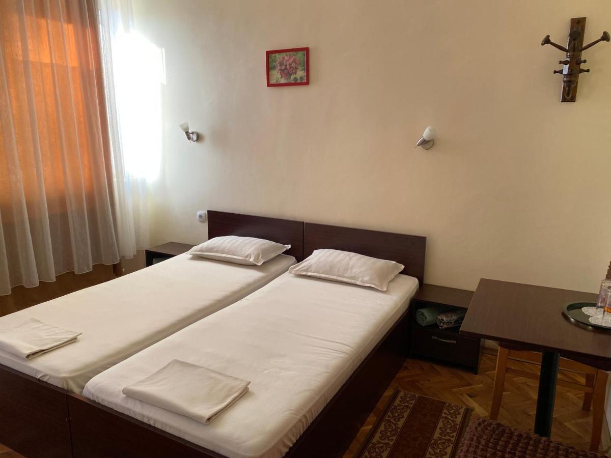 Family Hotel "May" Petrich  Bagian luar foto
